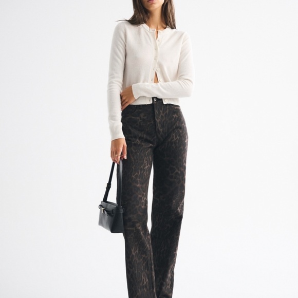 Abercrombie & Fitch High Rise 90s Relaxed Leopard Print Jeans - Picture 3 of 4